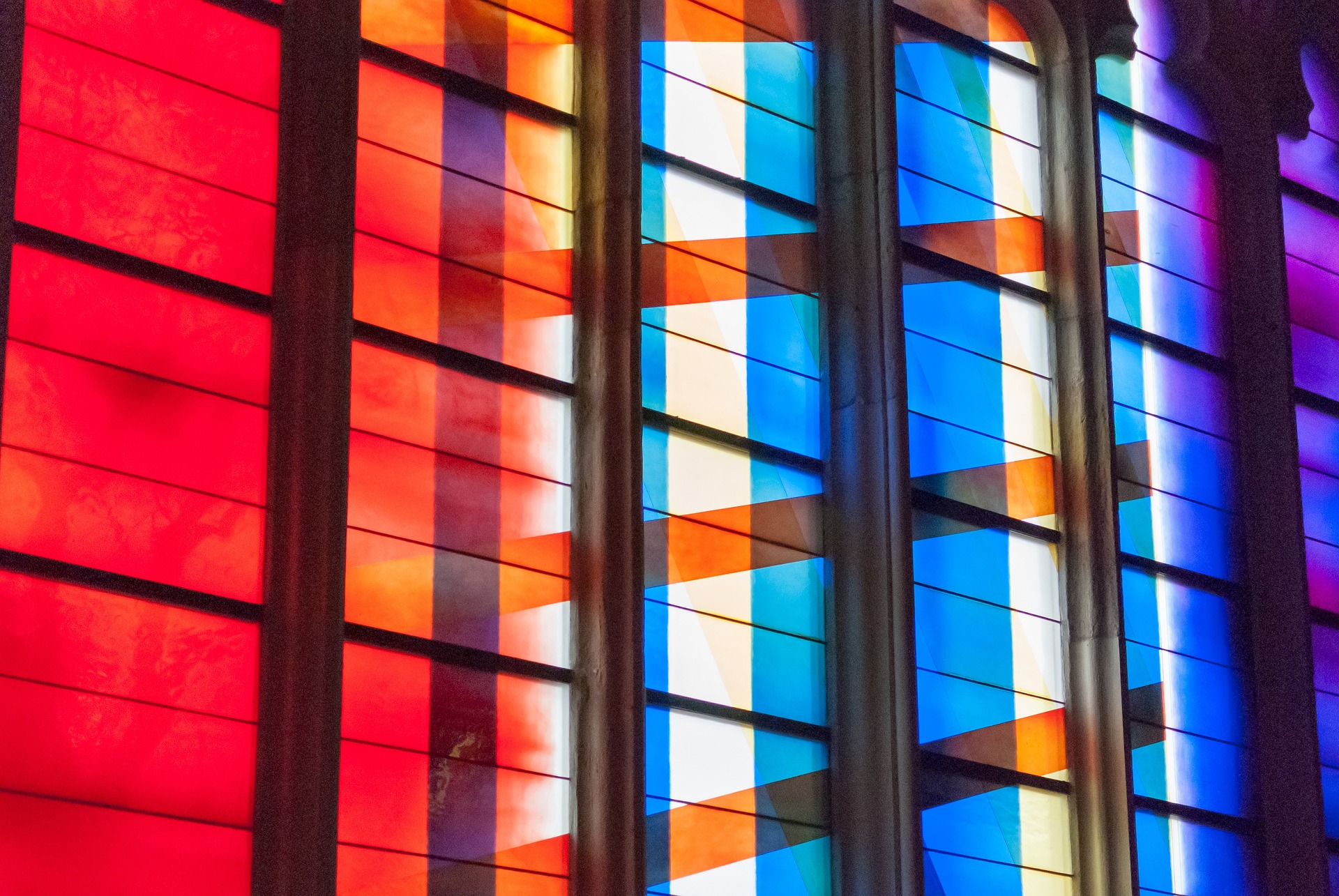 Paul Scheerbart war fasziniert von Buntglas und sah in dieser Ästhetik eine Option zu einer Umwandlung zu einer friedvolleren Gesellschaft.