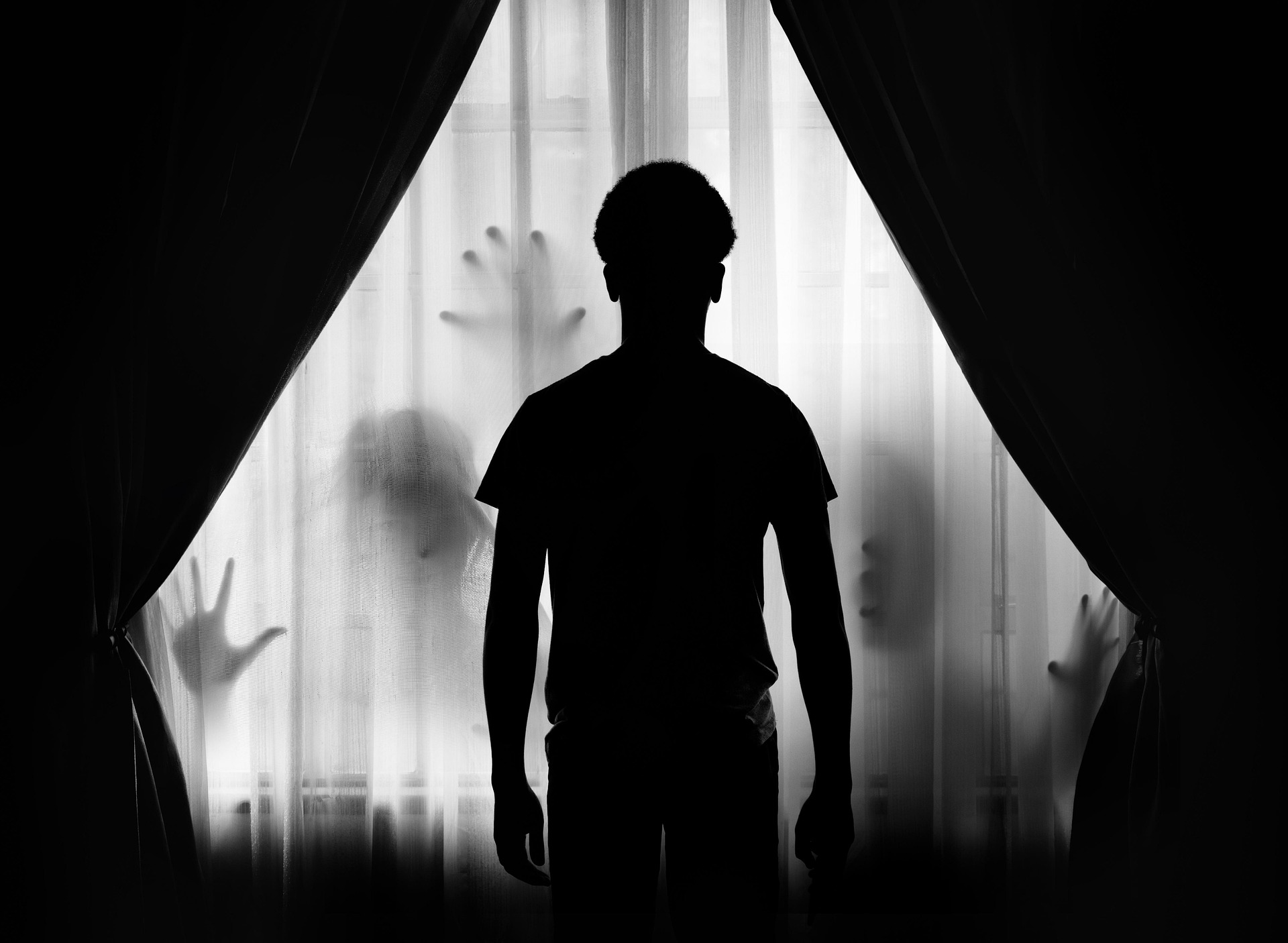 „Der Fänger im Roggen“ von J.D. Salinger ist ein unvergesslicher Roman, der die chaotische Reise eines jungen Mannes durch die Unsicherheiten des Erwachsenwerdens und den schmerzhaften Verlust der Unschuld erzählt. adriannesquick-auf-Pixabay