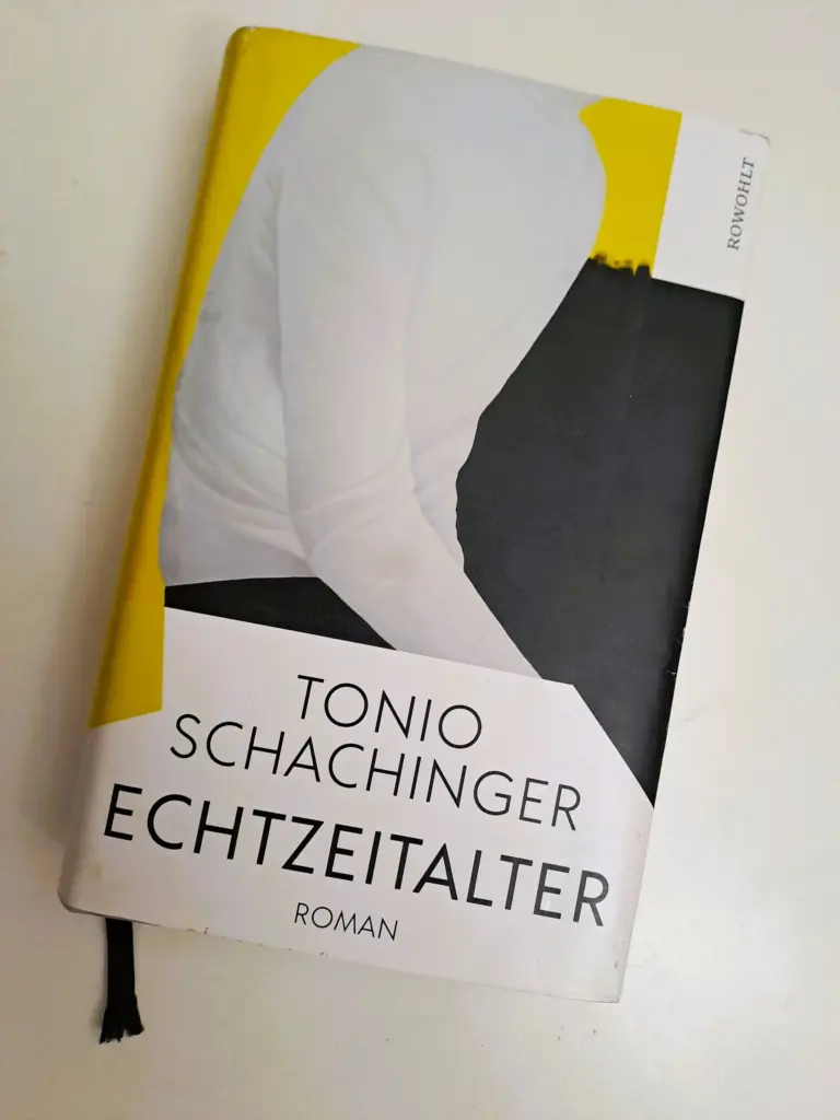 Tonio Schachinger hat mit Echtzeitalter den Deutschen Buchpreis 2023 gewonnen. Es ist ein Jugendroman mit satirischen Anleihen.