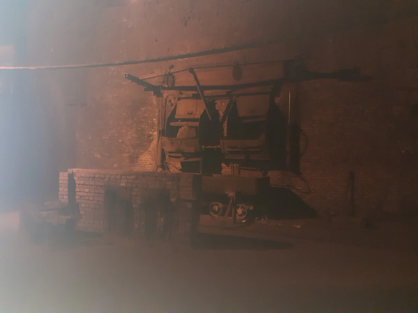 Auf dem Bild sind alte Maschinen zu sehen in einem Kupfer-Bergwerk unter Tage