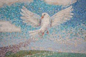 Ein Mosaik ist ein aus vielen Einzelstücken zusammengesetztes Kunstwerk. Das Ganze besteht aus der Summe seiner Teile.