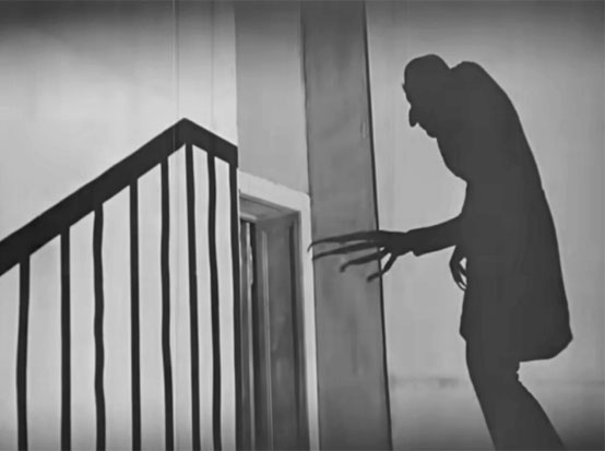 Der Schatten von Orlok kommt im Film von Murnau vor und ist auch in der neuen Adaption präsent. Friedrich Wilhelm Murnau: Nosferatu [Film]. Deutschland. Prana Film GmbH, 1922.