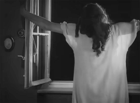 Ellen schlafwandelt und öffnet Orlok zuletzt das Fenster.