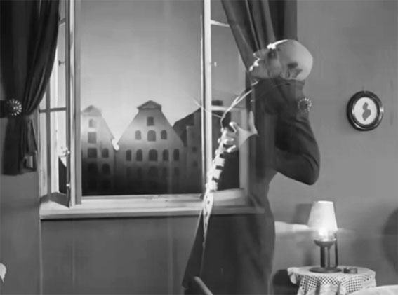 Als der Morgen anbricht verschwindet die animalische Seite von Hutter, die körperliche Vereinigung wurde vollzogen und die Nachkommenschaft der Ehe gesichert - Orlok löst sich auf.