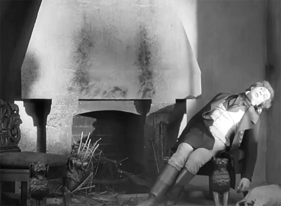 Auf dem Schloss kann man Hutter in der typischen Pieta-Pose sehen, nachdem er von Orlok gebissen wurde.