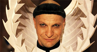 In The Fall ist der Priester kein Freund für Roy.
