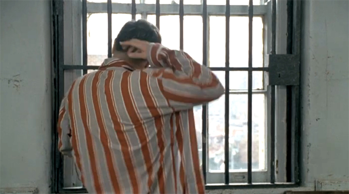 Leonard verfällt in seinen ursprünglichen Zustand und ist weiterhin gefangen, wobei man sich fragen muss, ob er je frei war. Marshall, Penny: Zeit des Erwachens [Film]. Indien, Vereinigte Staaten 1990, Lasker/Parkes Productions.