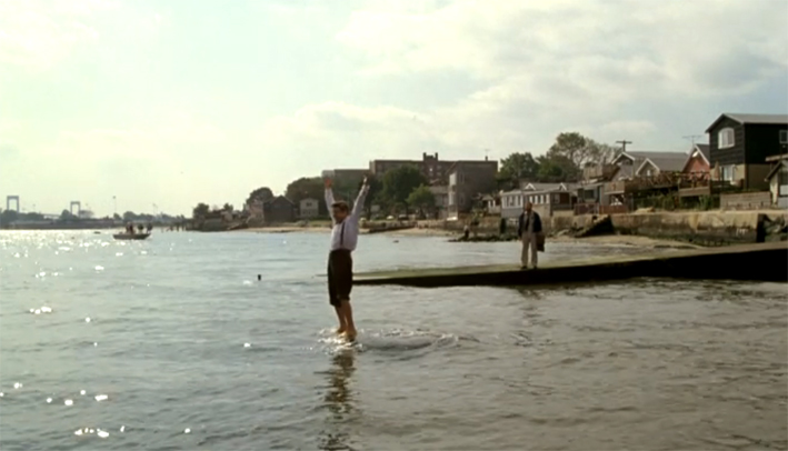 Leonard begegnet dem Leben in während seines Erwachens unbedarft und mutig, wohingegen Dr. Sayer ängstlich ist un dem Leben auszuweichen scheint. Marshall, Penny: Zeit des Erwachens [Film]. Indien, Vereinigte Staaten 1990, Lasker/Parkes Productions.