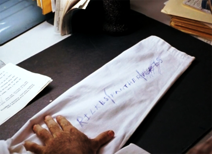 Dr. Sayer notiert sich Leonards Botschaft auf seinem Ärmel und erkennt RILKE PANTHER. Marshall, Penny: Zeit des Erwachens [Film]. Indien, Vereinigte Staaten 1990, Lasker/Parkes Productions.