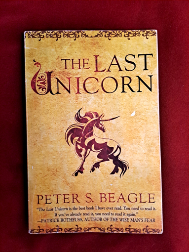 Hinter Tür 8 steckt das letzte Einhorn von Peter S. Beagle - ein Fantasyklassiker.