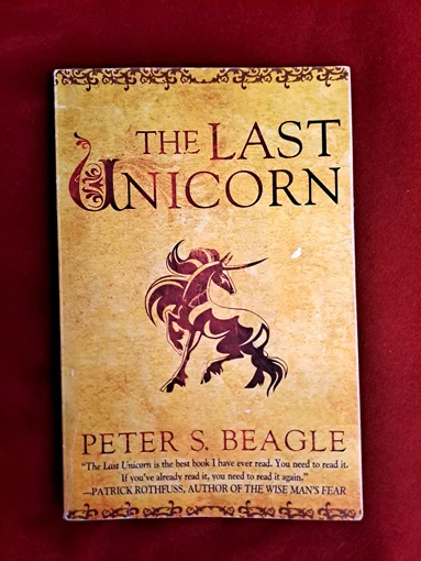 Buchcover von Peter Beagles „Das letzte Einhorn“, Fantasy-Roman über ein Einhorn auf der Suche nach seinen Artgenossen und der eigenen Identität.