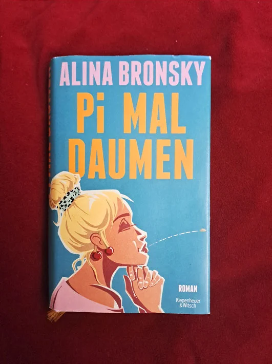 Cover des Romans „Pi mal Daumen“ von Alina Bronsky, einer humorvollen und einfühlsamen Geschichte über die Begegnung zwischen Moni Kosinsky, einer Großmutter mit Mathematik‑Traum, und dem hochbegabten Oscar an der Universität.