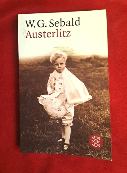 Cover von W. G. Sebalds Roman Austerlitz, der die Suche nach Erinnerung und Identität thematisiert.