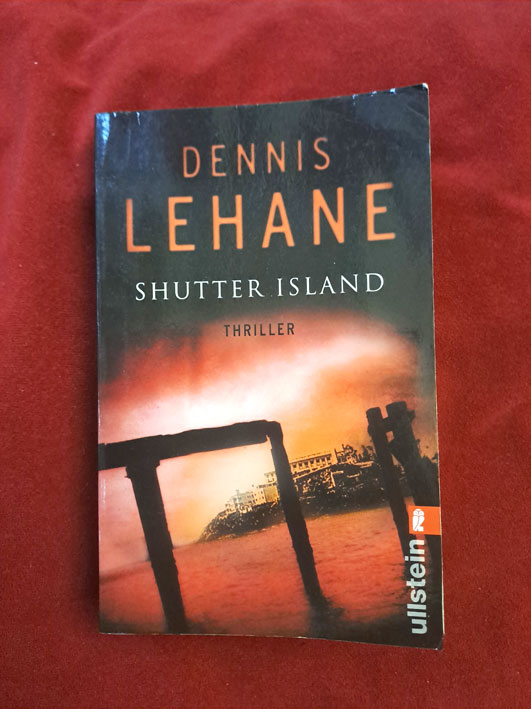 Shutter Island von Dennis Lehane ist ein Meisterwerk über menschliche Abgründe, Trauma und den Maßnahmen, die das menschliche Gehirn ergreift, um sich selbst etwas vorzumachen.