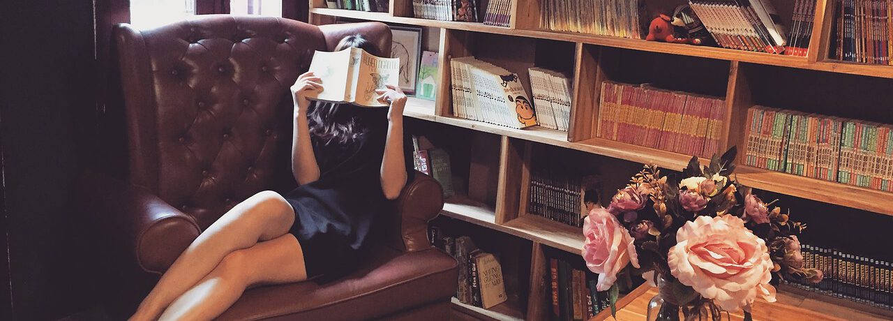 Der Adventskalender 2024 dient dem Inspirieren neuer und alter Lektüren.