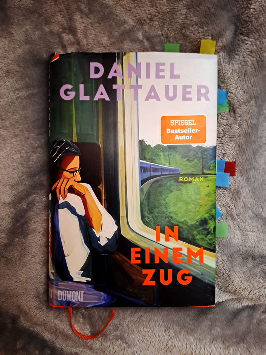 Daniel Glattauer: In einem Zug ist beim Verlag DuMont erschienen. Umschlaggestaltung: Lübbeke Naumann Thoben, Köln