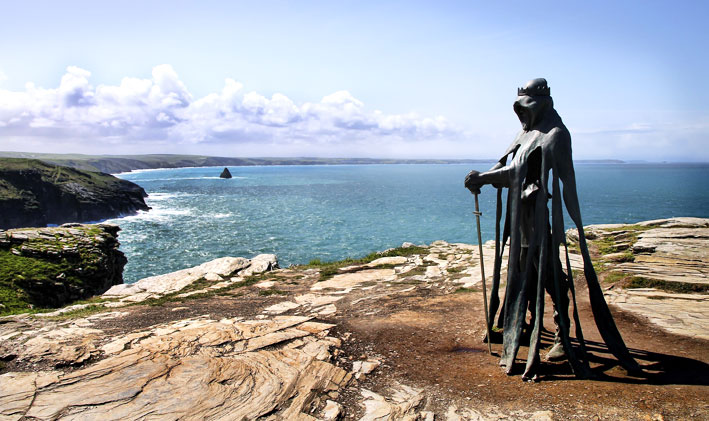 Eine Erinnerung an König Artus an der Küste von Cornwall. king-3879305_1920_Greg-Montani-auf-Pixabay