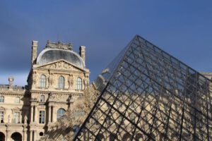Das Louvre museum in Paris ist ein Ort der Kunst und mit der bekannten Pyramide unverwechselbar.