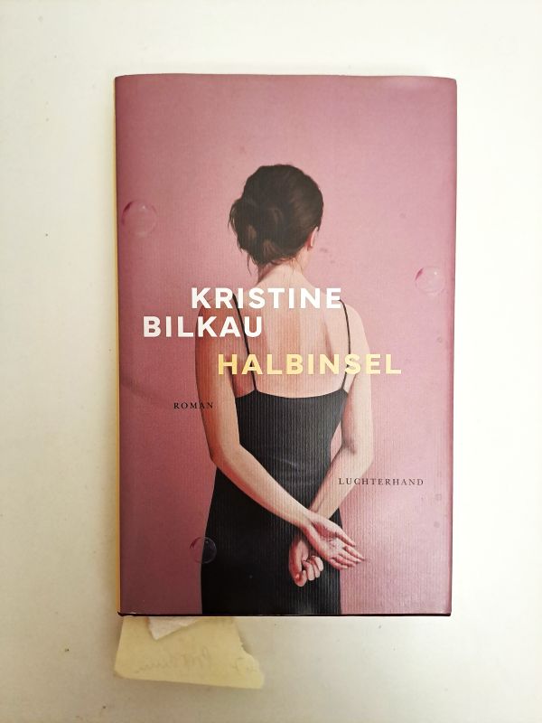 Bilkau, Kristine: Halbinsel. 4. Auflage. München 2025. Umschlaggestaltung: buxdesign | München Umschlagmotiv: © Karoline Kroiß