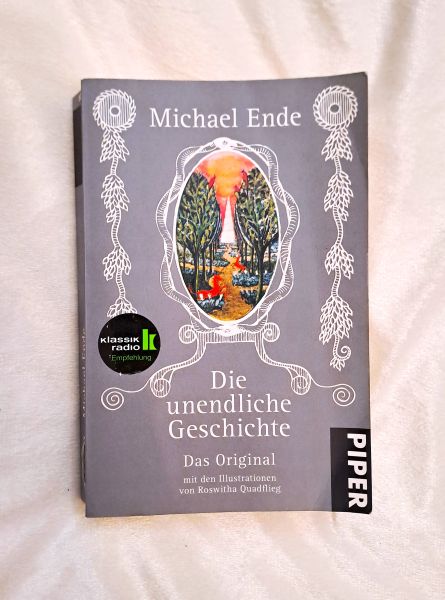 Michael Ende: Die unendliche Geschichte. Das Original mit den Illustrationen von Roswitha Quadflieg. Nachwort von Roman Hocke. München 2009.