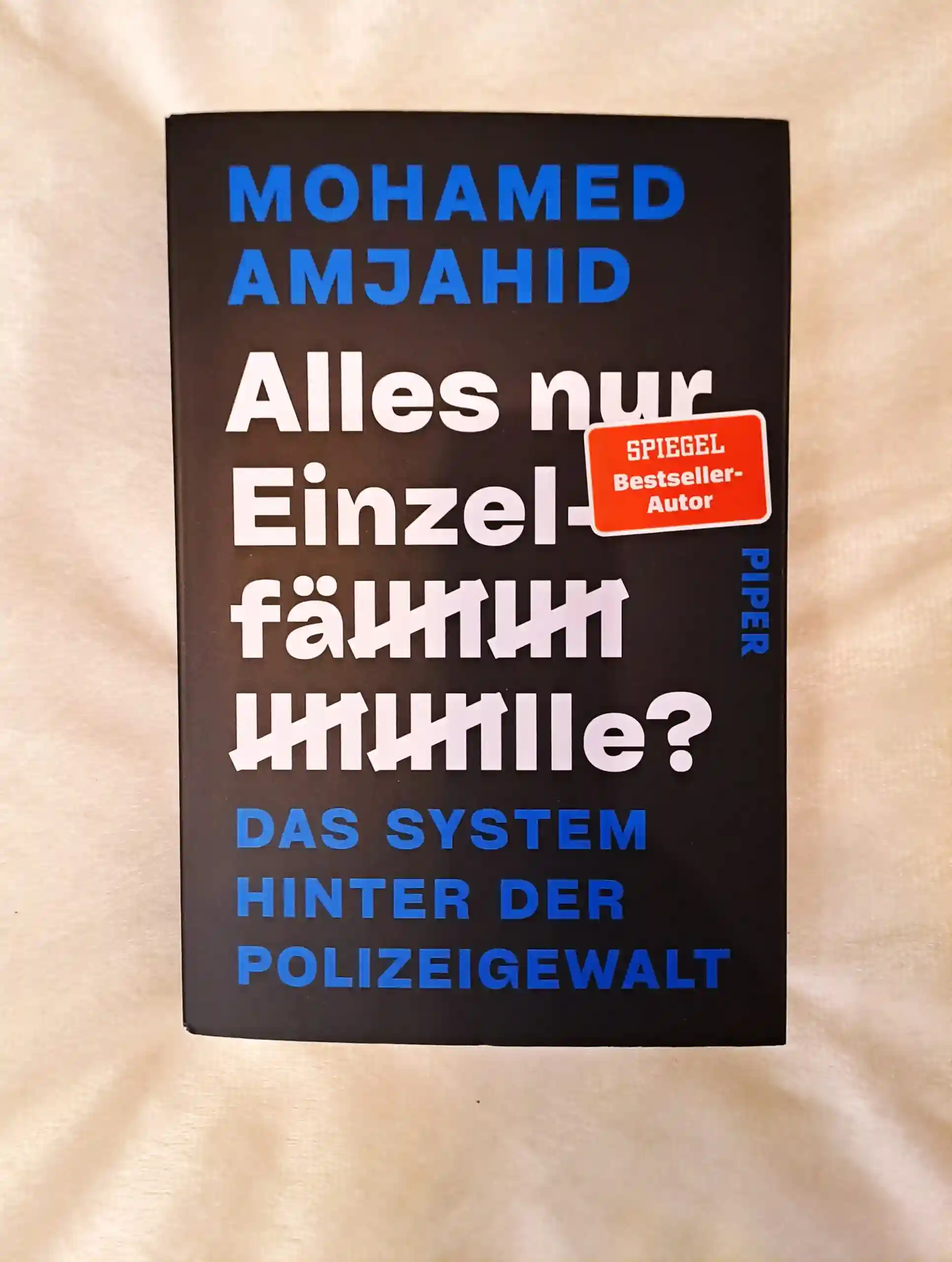 Buchcover Alles nur Einzelfälle? Das System hinter der Polizeigewalt vom Autor Mohamed Amjahid über die Entstehung der Polizei aktuellen Fällen zu Polizeigewalt.