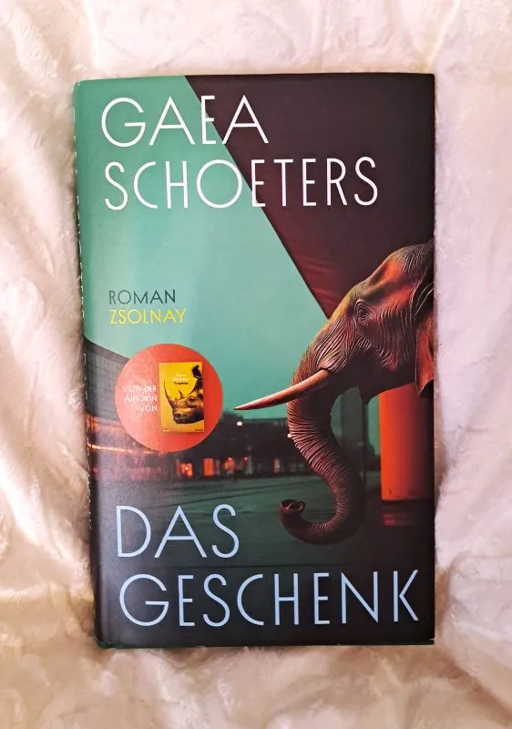Buchcover von Gaea Schoeters’ Das Geschenk, ein satirischer Roman über 20 000 Elefanten in Berlin, politische Machtspiele und gesellschaftliche Verantwortung.