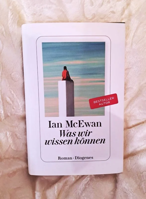 Buchcover von Ian McEwans Was wir wissen können, ein Roman über Wissenschaft, Wissen und die Grenzen menschlicher Erkenntnis.