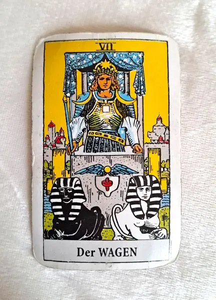 Der Wagen: Rider Waite-Karten gestaltet von Arthur Edward Waite zusammen mit der Illustratorin Pamela Colman Smith