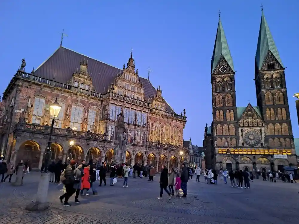 Rathaus, Bremer Dom und Roland am Marktplatz von Bremen