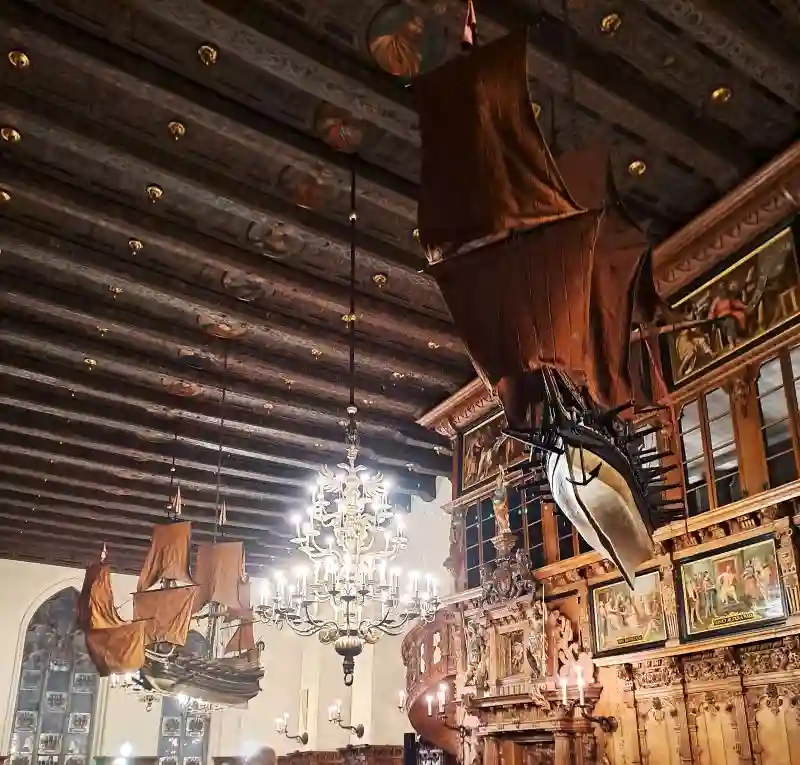 Historische Koggen hängen im Bremer Rathaus – Blick in den Festsaal