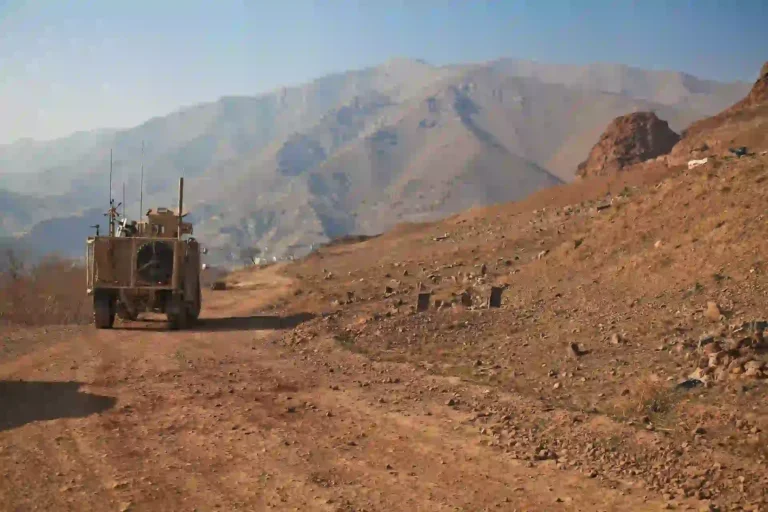 Guy Ritchie's The Covenant spielt in Afghanistan und wirft ein Licht auf das Verhalten des US-Militärs im Umgang mit einheimischen Übersetzern, denen Schutz versprochen wurde.
